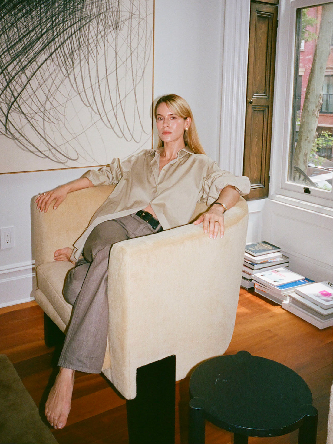Talia wears the Drift Jean in Loam Wash