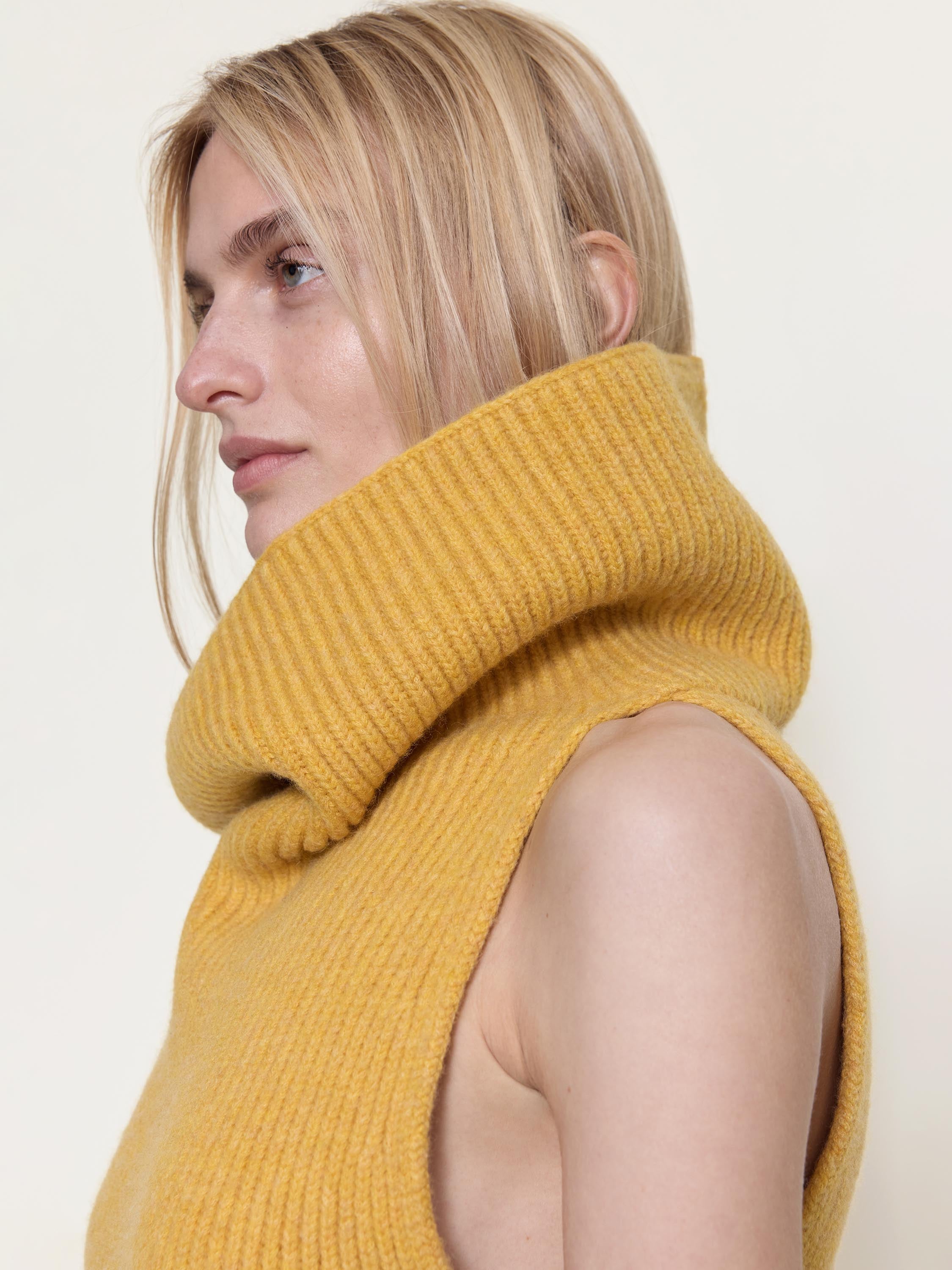 OS32176-KW2611-0804-Isla-Top-in-Sungold-DETAIL