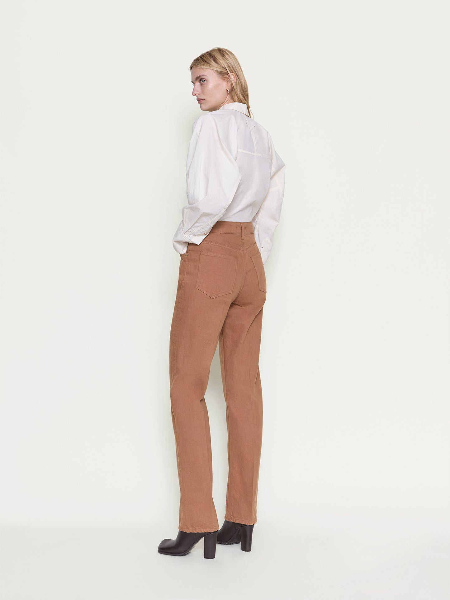 Ossou_PF26_OS11007-DR2506-0258_NOON.JEAN_SADDLE_PROFILE