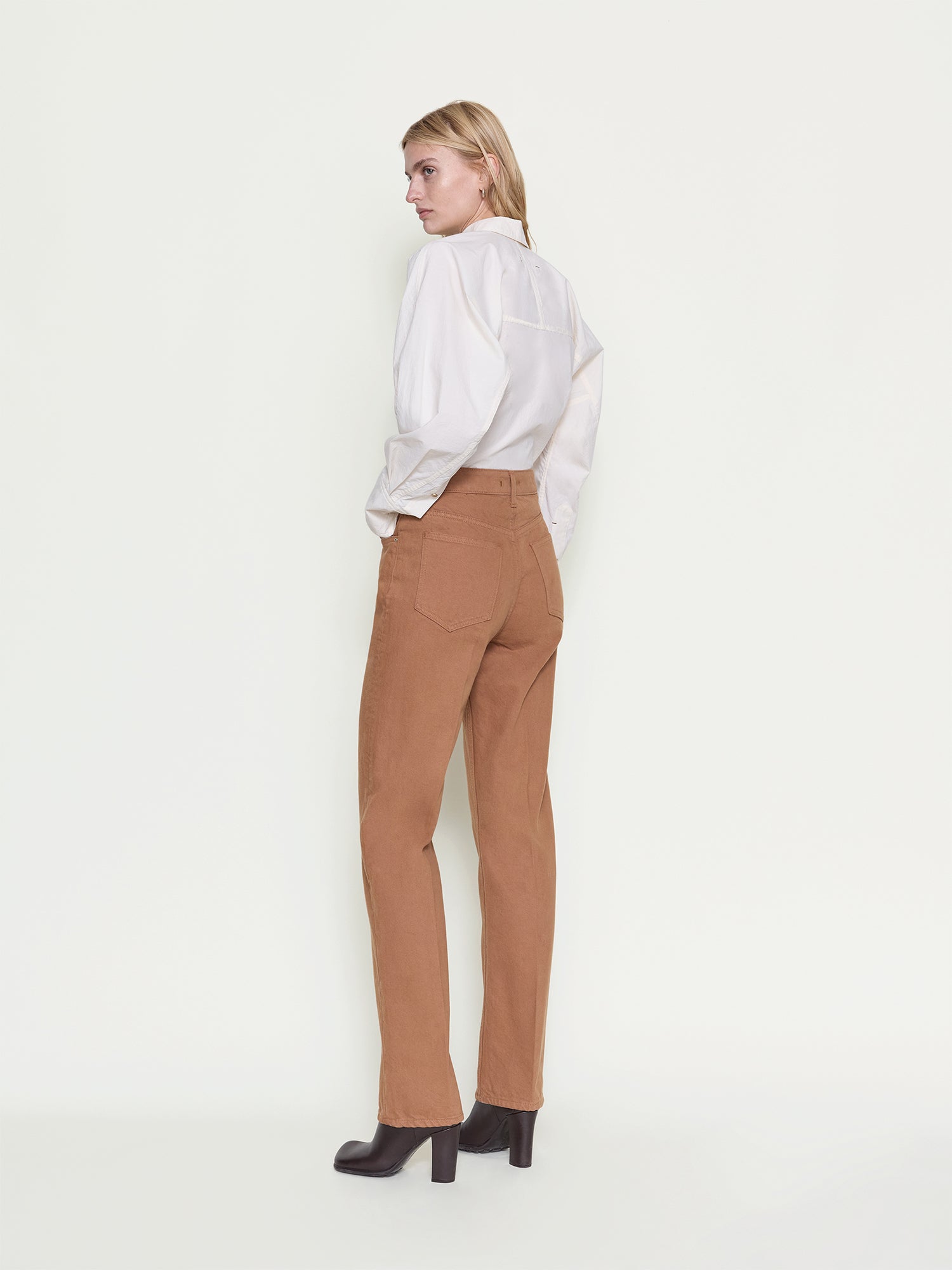 Ossou_PF26_OS11007-DR2506-0258_NOON.JEAN_SADDLE_PROFILE