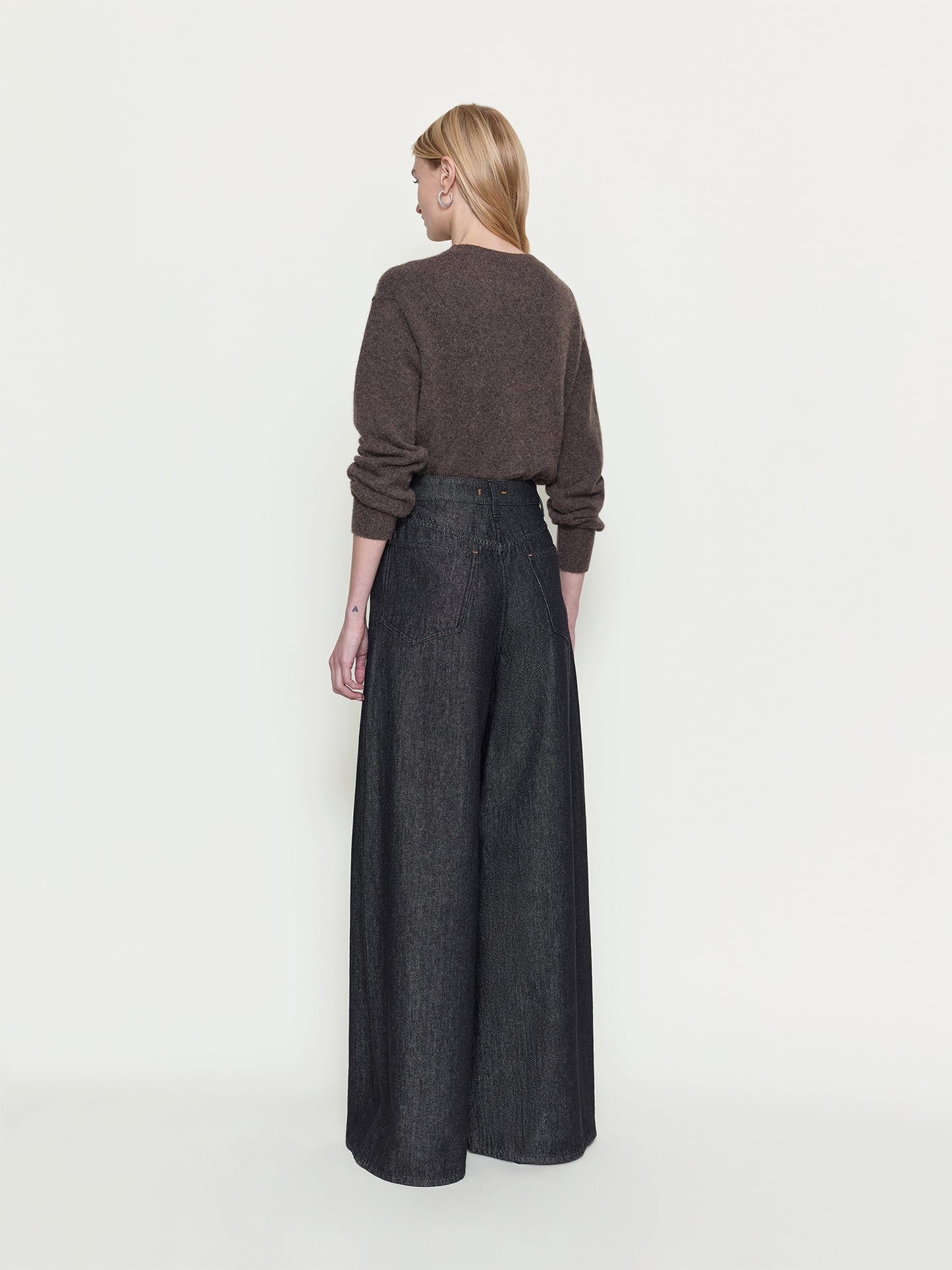 Ossou_PF26_OS11019-DT2501-0003_SLICK.PANTS_ASH_BACK