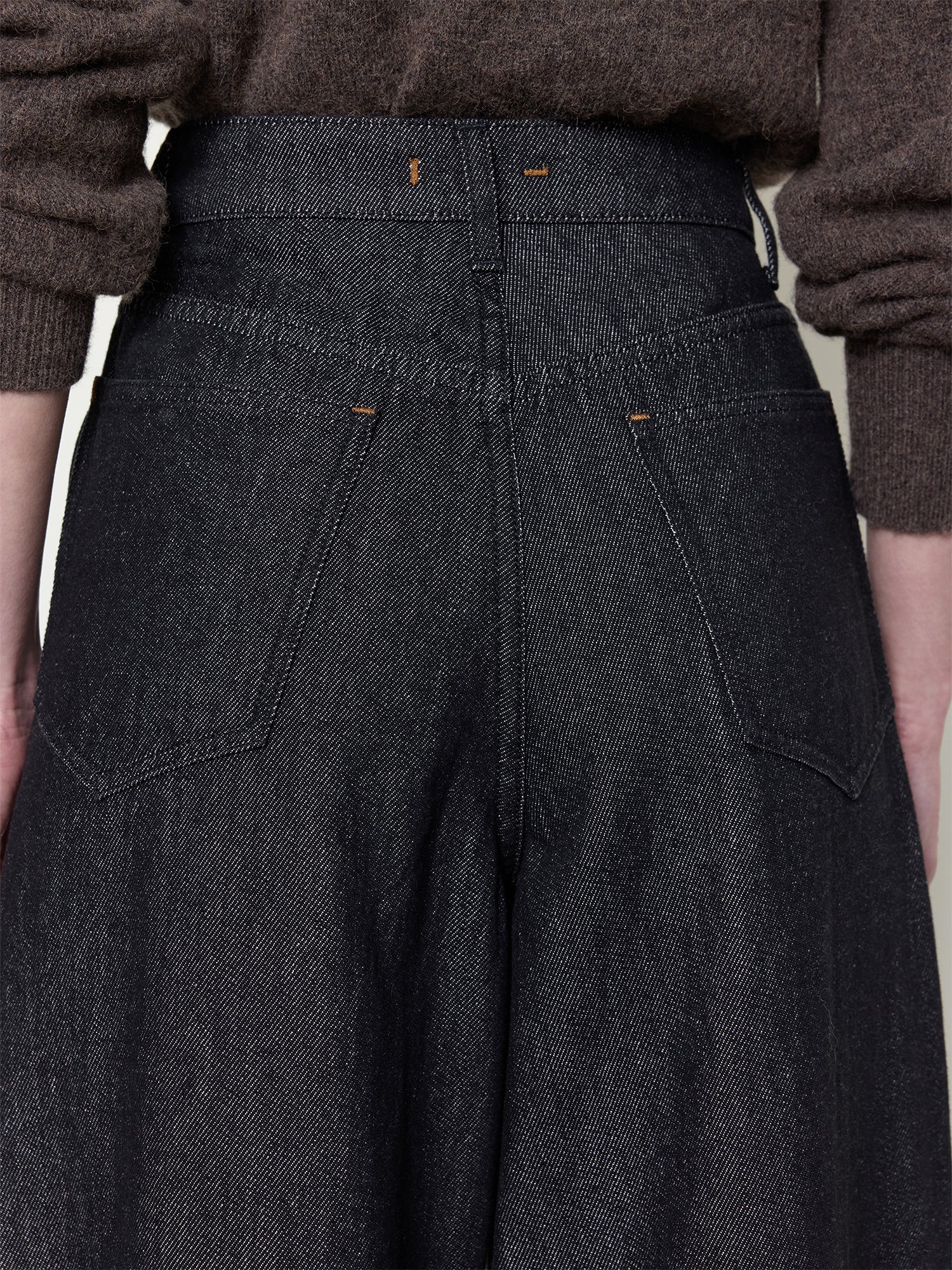 Ossou_PF26_OS11019-DT2501-0003_SLICK.PANTS_ASH_DETAIL_1