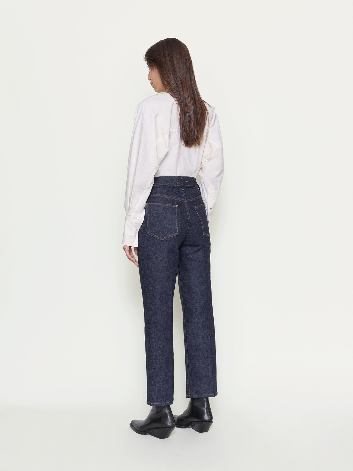 Ossou_PS26_OS11001-DS2505-0401_HOVER.STRETCH.JEAN_SABLE_BACK