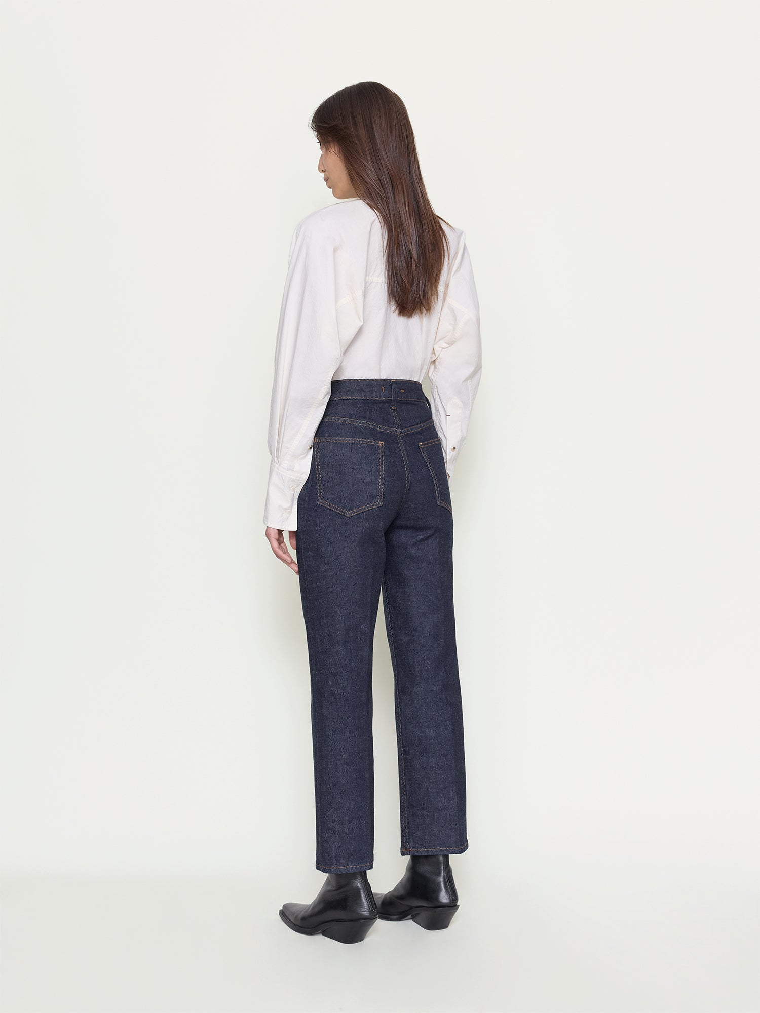 Ossou_PS26_OS11001-DS2505-0401_HOVER.STRETCH.JEAN_SABLE_BACK