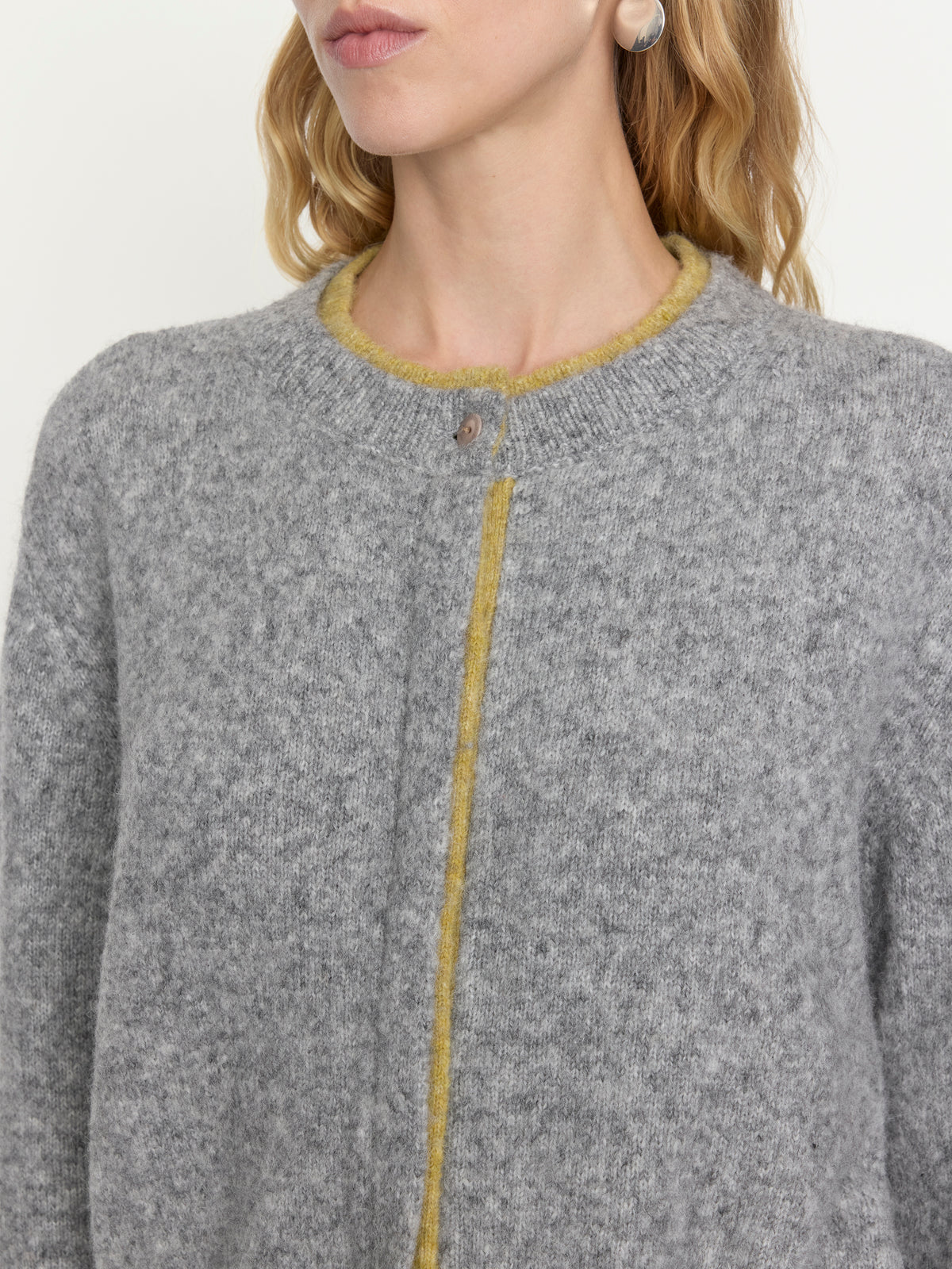 Ossou_PS27_LANA.CARDIGAN_STONE_CITRON_OS32230-KW2611-0026_DETAIL_1