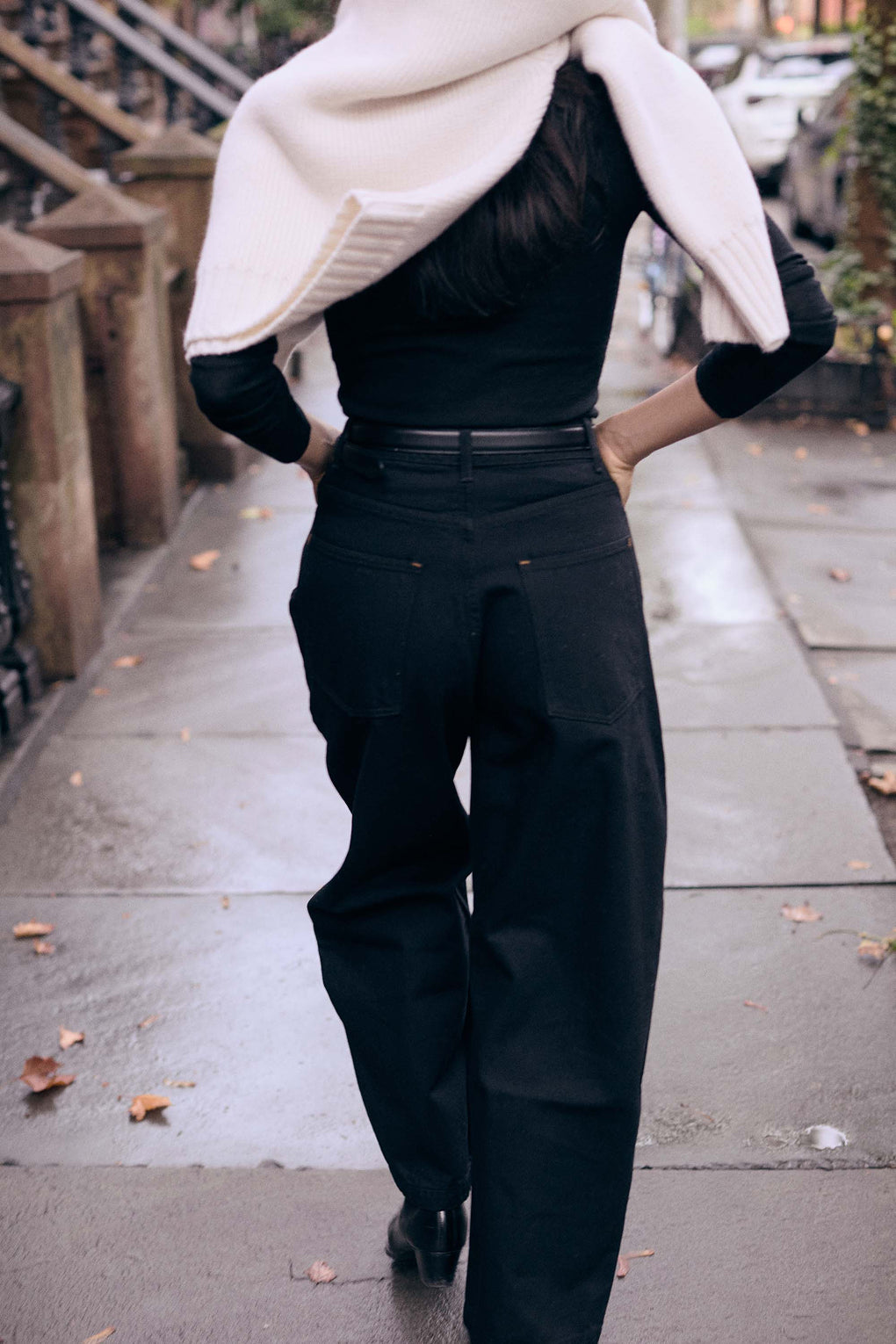 Neada wears the Noon Jean in Dusk Wash