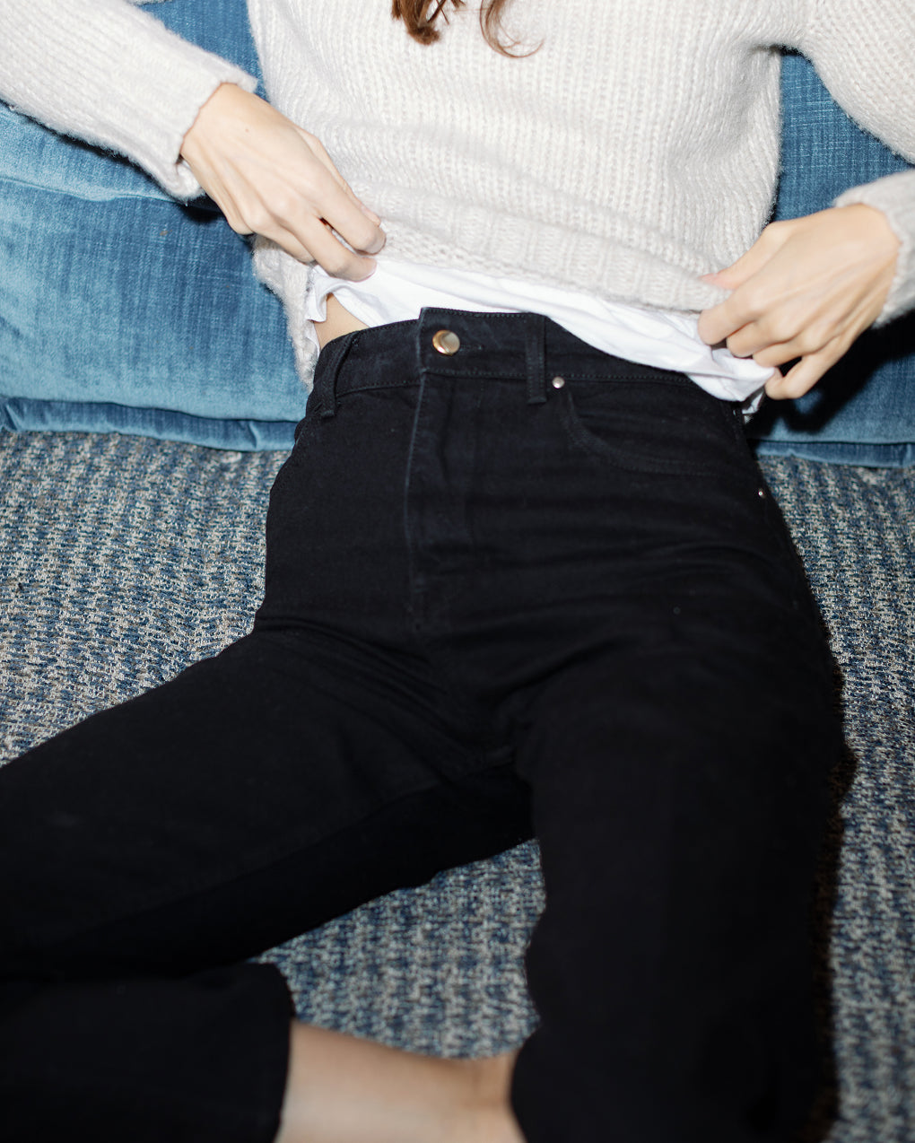 Mélanie wears the Noon Jean in Dusk Wash